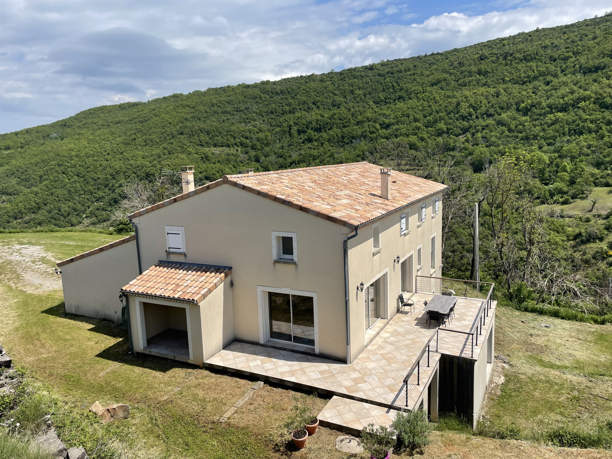 Maison Privas 575000€